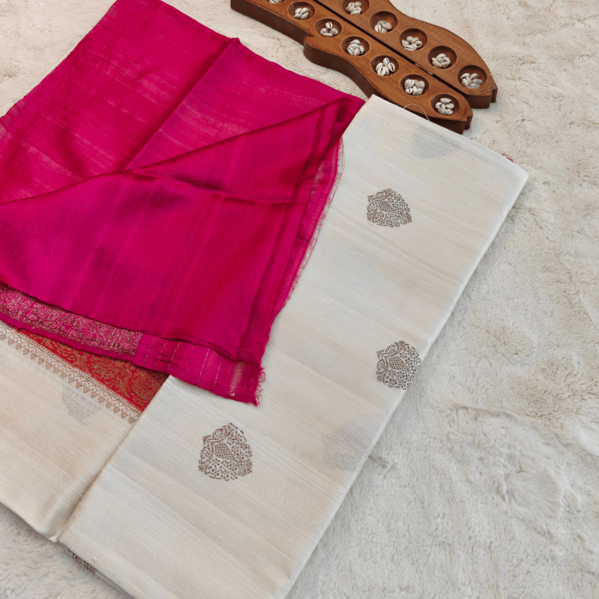 Pure Banarasi Silk Saree White with Pink 3D Border - Image 4